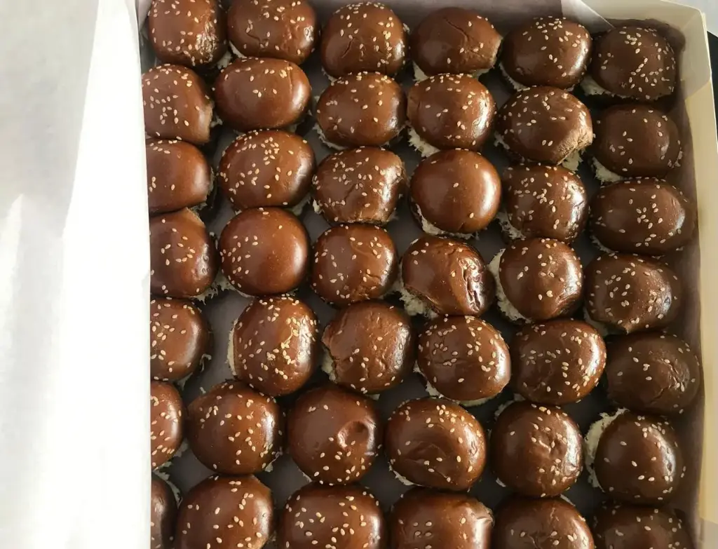 Petit pan con pollo, queso crema y apio